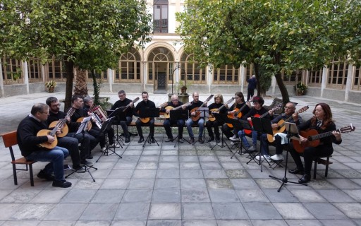 LA RONDALLA DE GATA FESTEJA EL SEU XX ANIVERSARI AMB UN VIATGE A GRANADA. Actuen en llocs emblemàtics d'aquelles terres andaluses