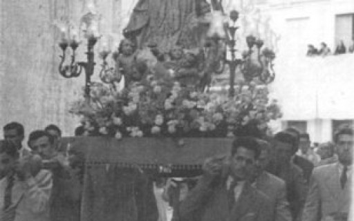 HUI ÉS LA FESTA DE LA PURÍSSIMA. Abans es feia la festa de les Filles de Maria. L’any 1931 no es va poder fer la processó per pluja i es va retrassar al dia 13