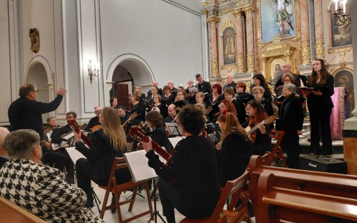L'ESGLÉSIA ACULL EL CONCERT NADALENC DE LA CORAL SERRILLÀS I LA RONDALLA DE L'ESCOLA MUNICIPAL DE GATA. Es van interpretar peces nadalenques i clàssiques
