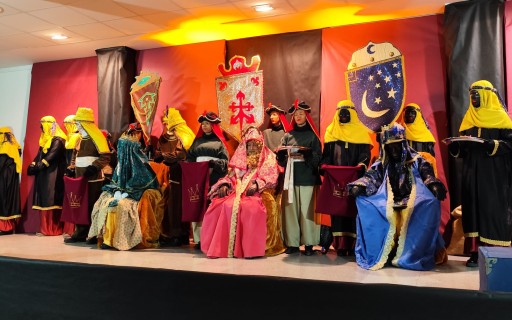 LES CARTES ALS VISIRS REIALS OBRIN LA PROGRAMACIÓ DE REIS 2026 DE GATA. El Centre Social Integrat va ser el lloc, davant la inestabilitat del temps