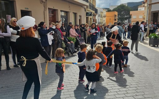 HUI COMENCEN LES FESTES POPULARS DELS DARRERS DIES A GATA. Antigament, darrer dimarts anaven a dinar tots els de les fàbriques. Darrer dilluns és festa escolar. Programa fester de la Comissió 2026