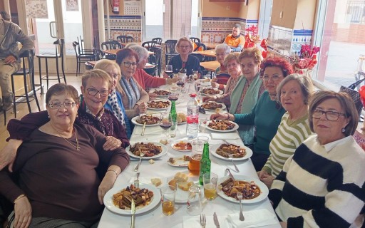 DARRER DIJOUS A GATA, A DINAR I CELEBRAR-HO. Quadrilla de dones a un bar