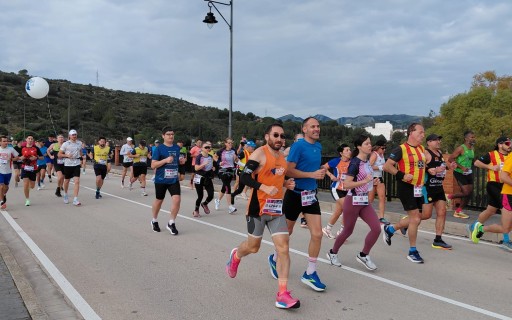 EL CORREDOR ROBERT HARRISON DEL LLEBEIG DE XÀBIA GUANYA LA XXVII VOLTA POPULAR A GATA. Han participat 1.100 corredors. La primera dona, María Isabel Ferrer. Els primers gaters, Albert Cuenca i Alvan Salvá