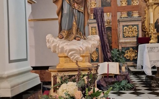 HUI, DIA DE SANT JOSEP, RECORDEM MOLTES EFEMÈRIDES A GATA: La imatge a l’església, un plafó ceràmic, un carrer. En 1898 es feia falla. Els Juniors també en feien. 1978, naix el Cor Serrillàs. 1987, cau el badall d’una campana