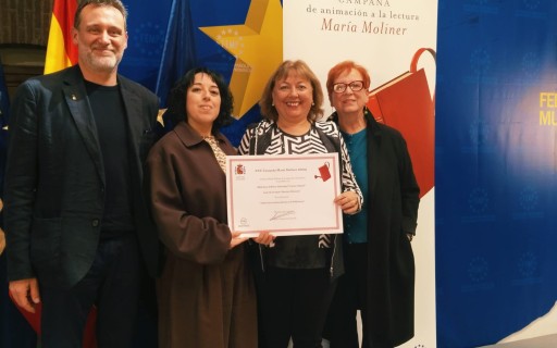 EL MINISTRE DE CULTURA ENTREGA EL DIPLOMA D'UN DELS 10 PREMIS ESPECIALS MARIA MOLINER A LA BIBLIOTECA DE GATA. Les dos bibliotecàries, la regidora de Cultura i l'alcalde el reben a Madrid