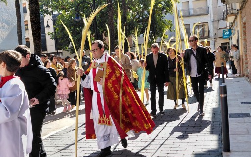 LA PROCESSÓ DE RAMS OBRI LA SETMANA SANTA: A Gata, processó des de la Plaça Nova al temple. Hui és el tradicional Dinar de Diumenge Rams. Abans eren "els Foguerils"