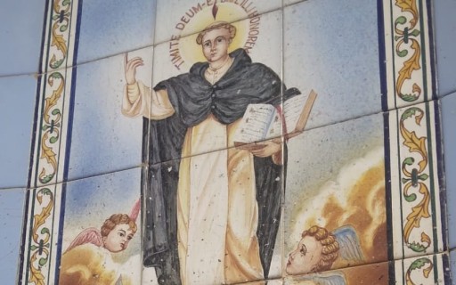 HUI ÉS SANT VICENT FERRER, PATRÓ MOLT ARRELAT A LA COMARCA. GATA LI TÉ DEDICAT UN CARRER I QUATRE MANIFESTACIONS ARTÍSTIQUES