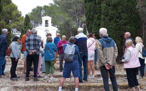 VEÏNS DE GATA RESIDENCIAL VISITEN EL CENTRE URBÀ, L'ERMITA I LA FÀBRICA DE SOMBREROS SIGNES HATS: Un pas més cap a la integració en el poble