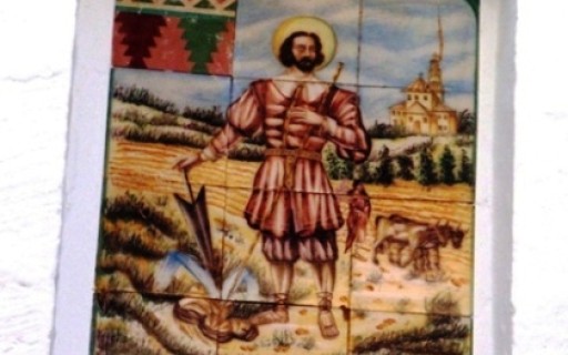 HUI DIA 15 ÉS SANT ISIDRE. AL CARRER TEULADA DE GATA TÉ UN PLAFÓ CERÀMIC DEL PATRÓ DELS LLAURADORS