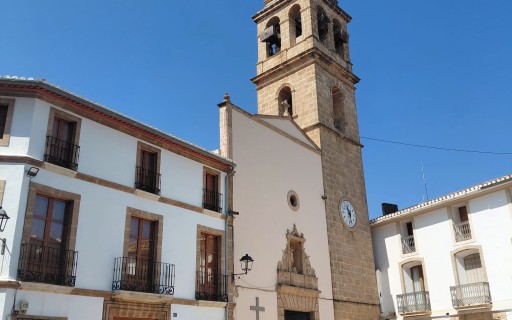 LES CAMPANES CONVOQUEN A LA FESTA. La torre campanar de Gata en té cinc i l'ermita una. Es va alçar de 1962 a 1963 (Vídeo, volteig de campanes)