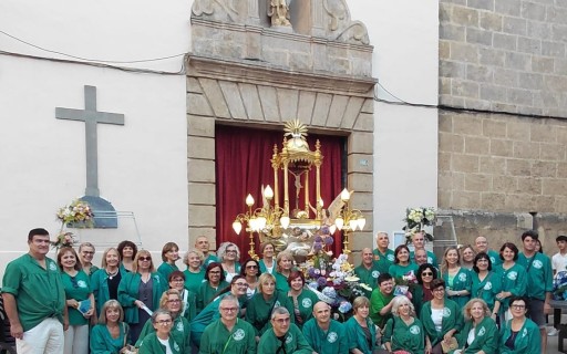 AHIR, LA VESPRA: COLORIDA OFRENDA FLORAL AL CRIST: Famílies, quadrilles, grups parroquials, penyes, quintades, festers i corporació