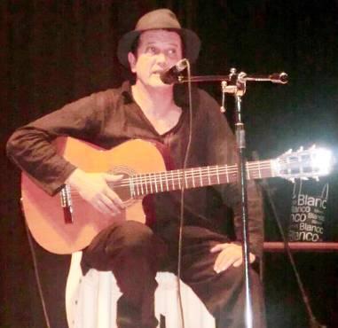 DEMÀ DIA 1 DE FEBRER ACTUACIÓ DE GUITARRA A L'ESCOLA DE PLÀSTICA EXPERIMENTAL