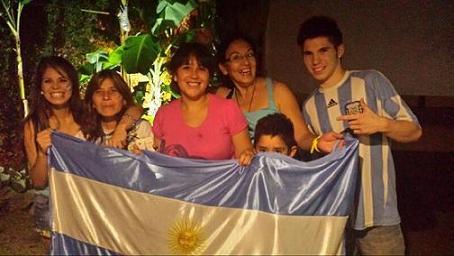 IMATGES DE FESTA: La colònia argentina de Gata festeja el pas a la final de la seua selecció de futbol