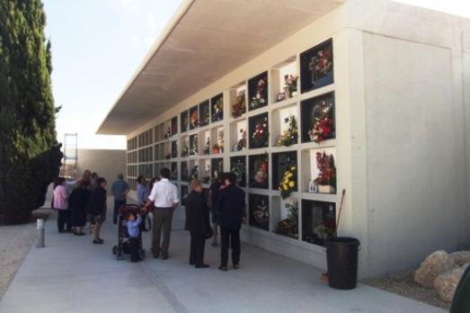 TOTS SANTS I VISITA AL CEMENTERI: la part més nova, la més concurrida