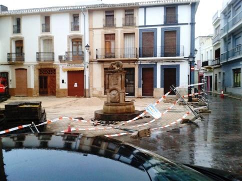 OBRES, VENT I PLUJA: Així estaven les tanques a la Plaça de l'Església