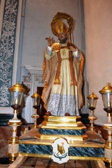 HUI ÉS SANT BLAI. Es beneïxen els rotllos i dolços