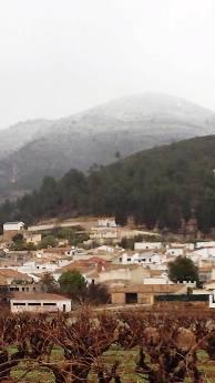 LA NEU HA ENTRAT A LA MARINA ALTA: Les muntanyes de Llíber i el cim de la Font d'Aixa; diuen que el Montgó; Pinos (Benissa),ja està nevant