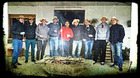 IMATGES DE FESTA. La Penya al Marge de Gata també va de festa, preparant els darrers dies