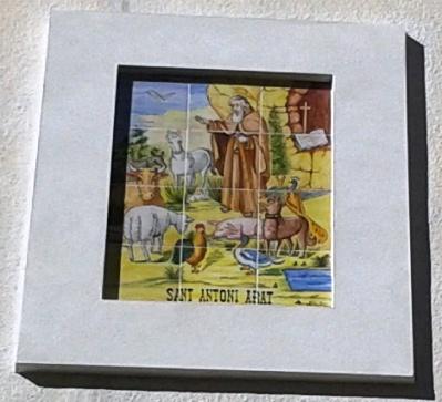 GATA TÉ UN ALTRE RETAULE CERÀMIC DE CARRER, UN NOU SANT ANTONI ABAT (Nº 27 de litinerari urbà)