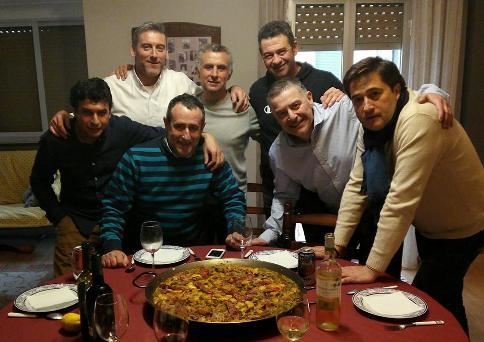 IMATGES DE FESTA: EL DARRER DIMARTSDE PAELLA: amics que no perden els costums