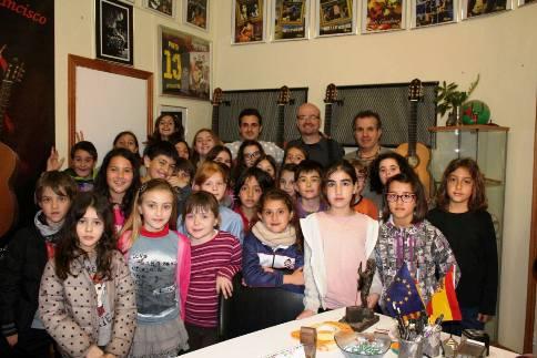 ELS ALUMNES DE L'ESCOLA MUNICIPAL DE MÚSICA DE GATA VISITEN LA FÀBRICA DE GUITARRES BROSS