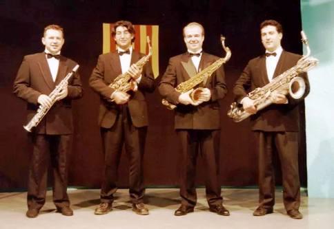 ARA ESTÀ ACTUANT EL QUARTET DE SAXOS SAXO MÒBILE, JUNTS ELS TRES DESPRÉS DE QUINZE ANYS RECORDANT A JAUME