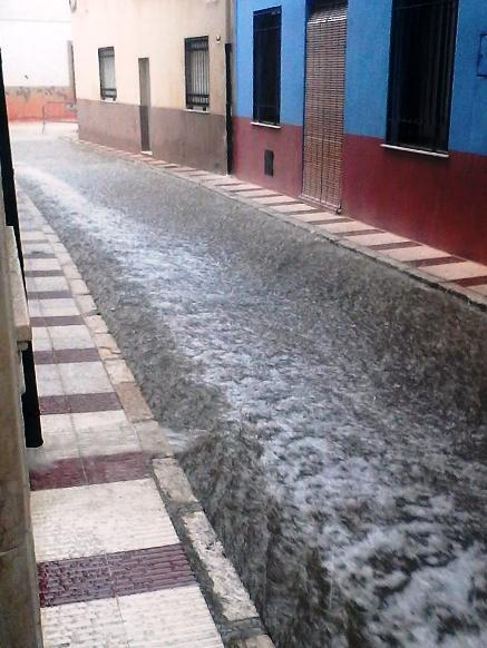 UN DIA MOLT MOGUT: l'avió sinistrat, forts arruixats d'aigua i pedra, és dimarts 24