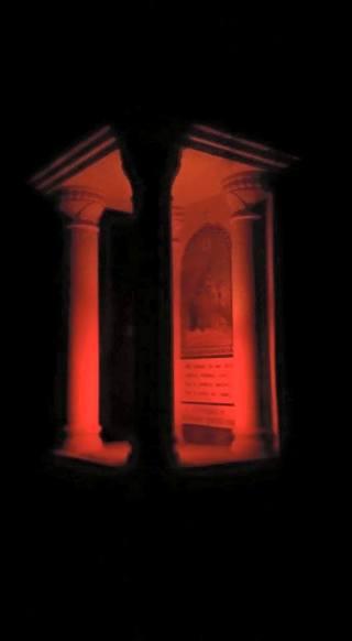 IMATGES CURIOSES: resplandor entre capelletes (Via Crucis, divendres de dolors)