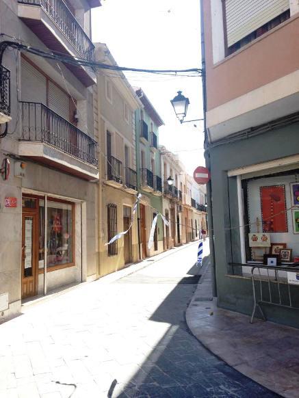 ATENCIÓ: ES DESPRÉN UN CABLE DE LA LLUM AL CARRER BISBE CERVERA