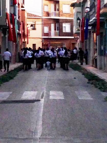 IMATGES CURIOSES: la gracieta d'un xiquetval més que cent paraules (ahir, processó del Corpus)