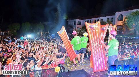 ANIT TOT PLE I ÈXIT PER A LA COMISSIÓ DE FESTES DE GATA (Tallarina On Tour, al pati de les escoles)