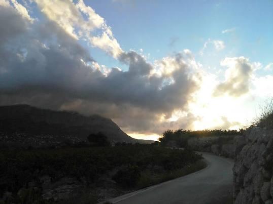 IMATGES CURIOSES: aquesta matinada, aixina es presentava el Montgó, vist des de Gata