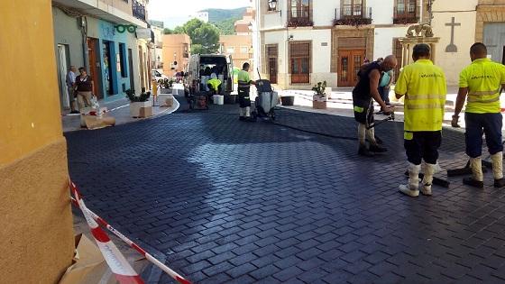 CONTINUA POSANT-SE A PUNT LA PLAÇA DE L'ESGLÉSIA DE GATA