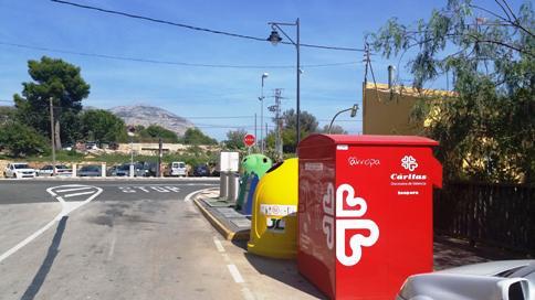 CÁRITAS GATA INSTAL·LA UN CONTENIDOR DE ROBA AL PONT DE LA FONT DEL RIU