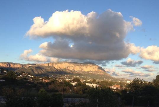 IMATGES CURIOSES: el Montgó vol posar-se el capell