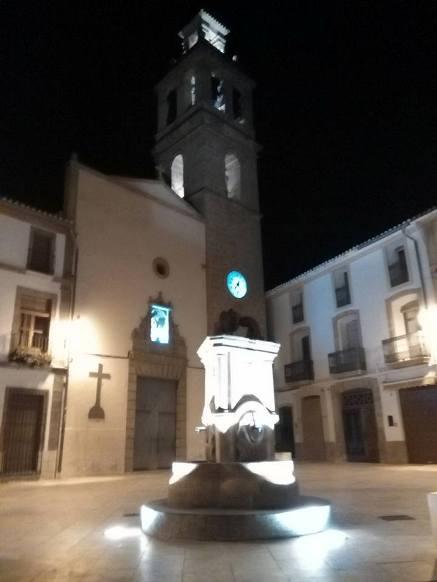 IMATGES CURIOSES: Nit de Tots Sants a difunts; silenciosa plaça; font i campanar