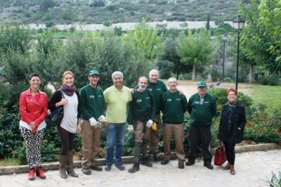 CINC ALUMNES DEL TALLER OCUPACIONAL FAN PRÀCTIQUES DE JARDINERIA A GATA
