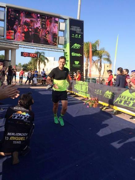 EL TRI-ATLETA DE GATA, VÍCTOR FROILÁN POVEDA, COMPLETA EL ULTRAMAN DE MOTRIL AMB ÈXIT