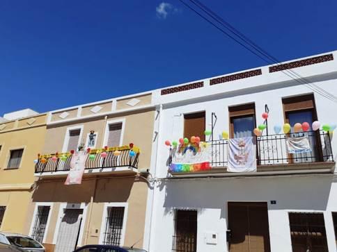 HUI DIA DE SANT VICENT ELS VEÏNS DEL CARRER DEL SANT VALENCIÀ FAN LLUÏR ELS BALCONS (COVID-19)