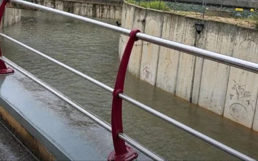 LA TORMENTA SUMA JA A GATA 141 LITRES EN 20 HORES. Alerta roja. Demà dilluns, suspeses les classes