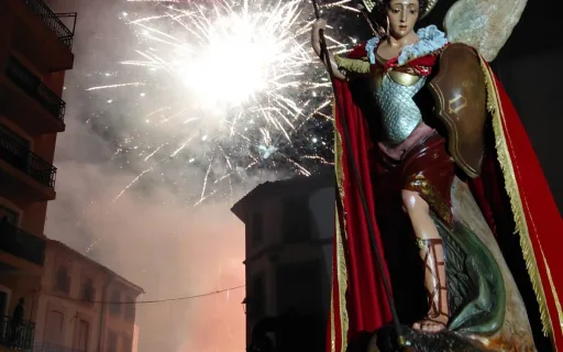 HUI COMENCEN LES FESTES A SANT MIQUEL, CAP D'ALTAR DE L'ESGLÉSIA DE GATA. LA FESTA, DIMARTS 29. A destacar,  dos dies de bous; bous a banda, orquestres, sopars,...