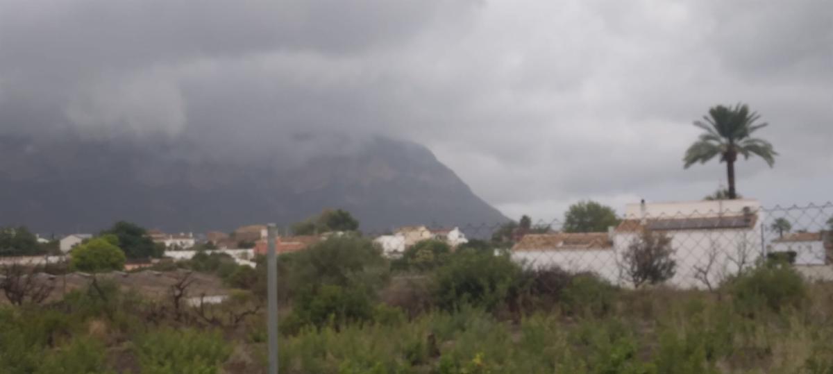 TORNA LA PLUJA A GATA. PLOU A RUIXATS. JA TENIM ACUMULATS A MIG MATÍ DEL DIMECRES, 13 LITRES