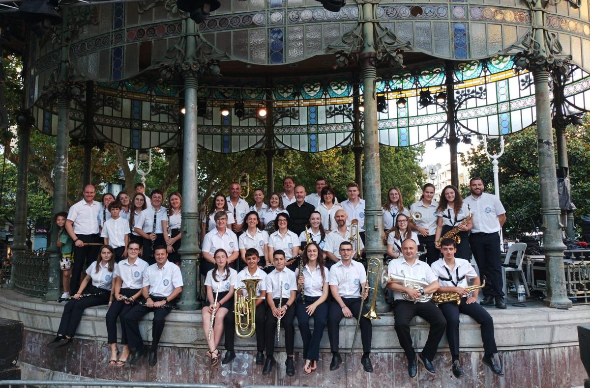 LABANDA UNIÓ MUSICAL DE GATA TRIOMFA AL KIOSKO DEL BOULEVARD DE SANT SEBASTIÀ A LA SEUA "SEMANA GRANDE". Més de 50 persones, entre músics i acompanyants coneixen aquelles terres del nord