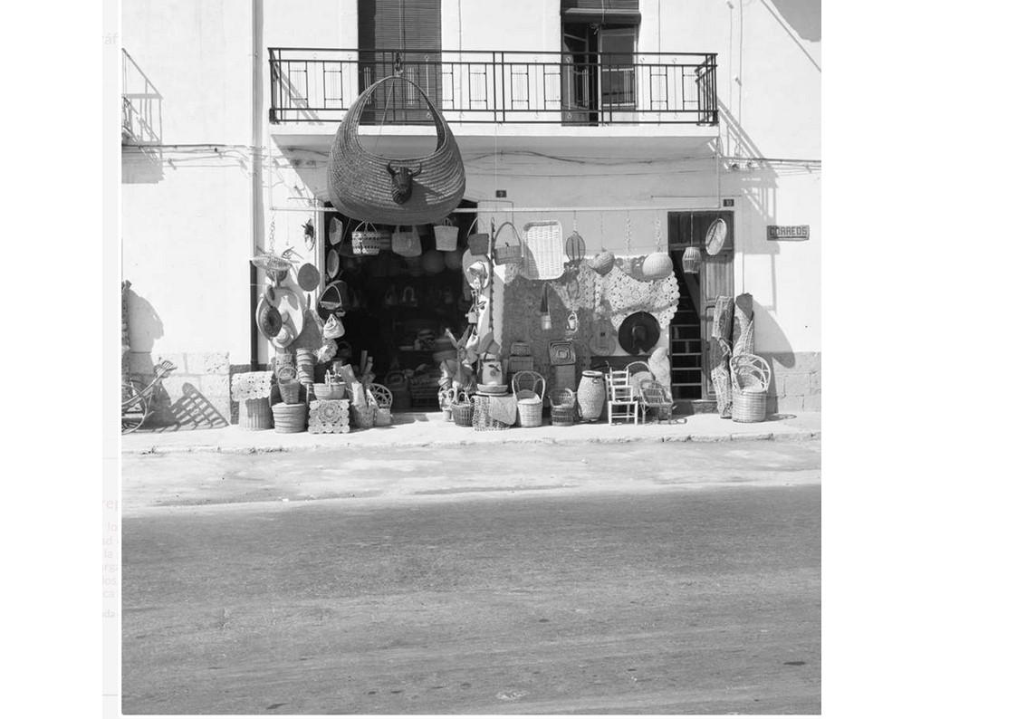 FOTOGRAFIES ANTIGUES (Gata en el record): Foto 1896: ELS PRIMERS ANYS DE L’ARTESANIA A LA PLACETA ( I ), 1967. Col·lecció de Carlos Flores (Museo Etnográfico de Castilla y León, Zamora)