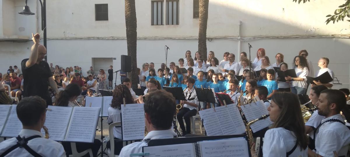 L'ASSOCIACIÓ MUSICAL CODA DE GATA CELEBRA EL SEU 5é ANIVERSARI: ESTRENA BANDERA, RECOLLIDA DE MÚSICS I UN MUSICAL DE CONCERT AMB TOTES LES SECCIONS