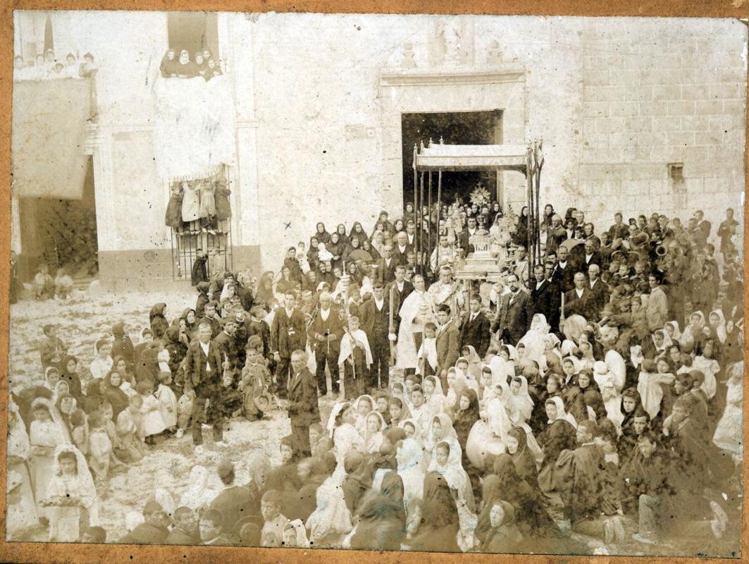 DEMÀ ÉS LA FESTA DEL CORPUS. LA PROCESSÓ S'ACURTARÀ PER LES OBRES AL RAVAL. No baixava pel carrer la Bassa des de 1963 (reportatge gràfic)
