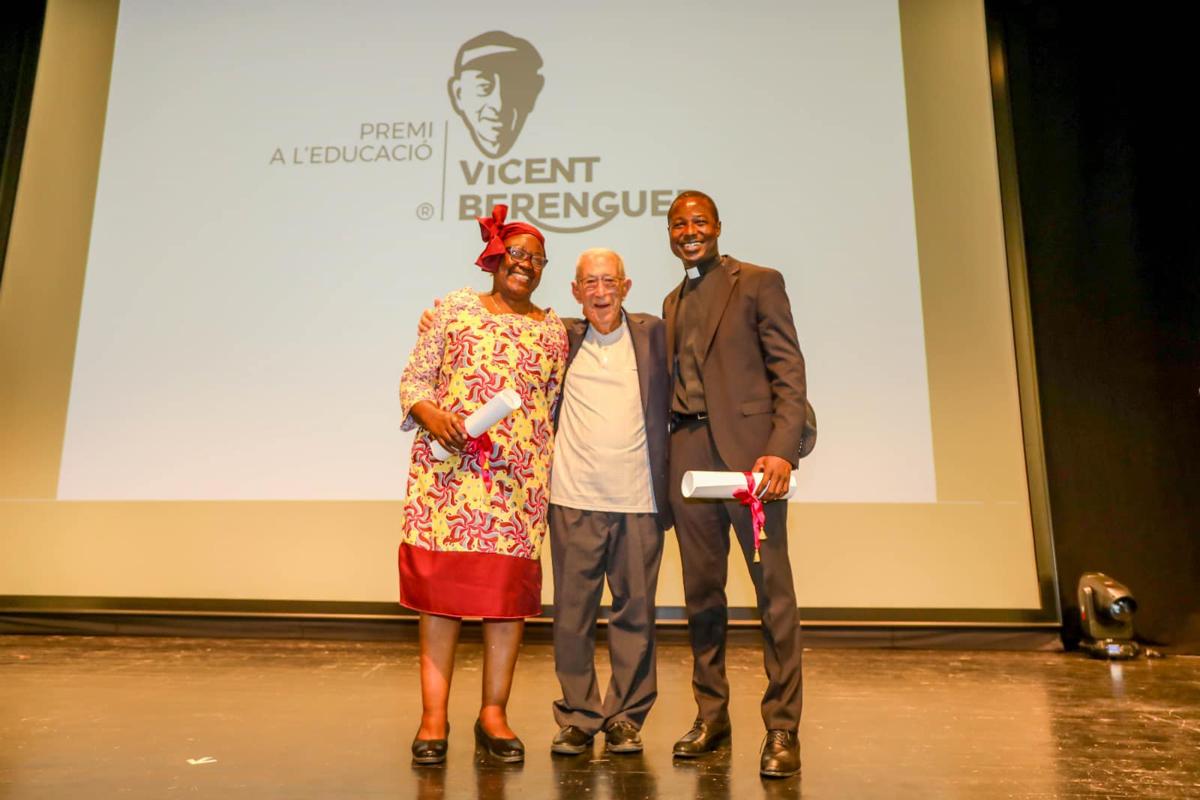 GALA D'ENTREGA DEL I PREMI VICENT BERENGUER A L'EDUCACIÓ: TORNA A BRILLAR EL FAR TEULADÍ, BENÍN I CAMERÚN TINDRAN UNA AJUDA, MÉS AGERMANAMENT ENTRE GATA I TEULADA