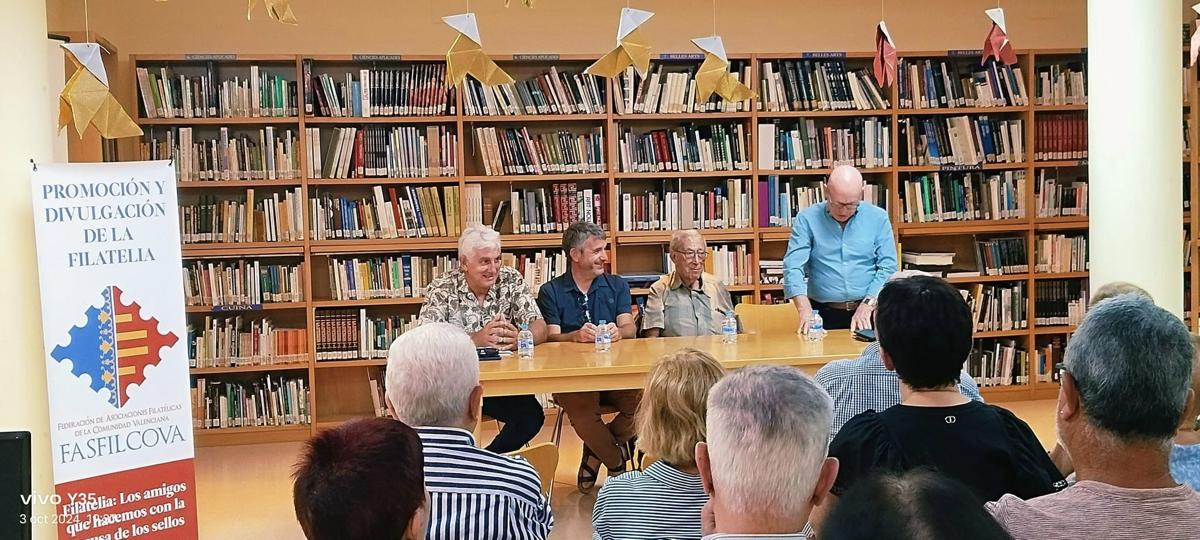 PRESENTEN A GATA EL SEGELL DEDICAT AL MISSIONER VICENT BERENGUER LLOPIS, FILL ADOPTIU DEL POBLE