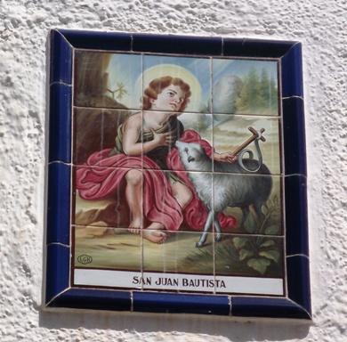 HUI ÉS LA FESTIVITAT DE SANT JOAN. GATA TÉ UN PLAFÓ CERÀMIC TRADICIONAL DEDICAT AL PATRÓ. Divendres 27 i Dissabte 28, les festes de la Font del Riu