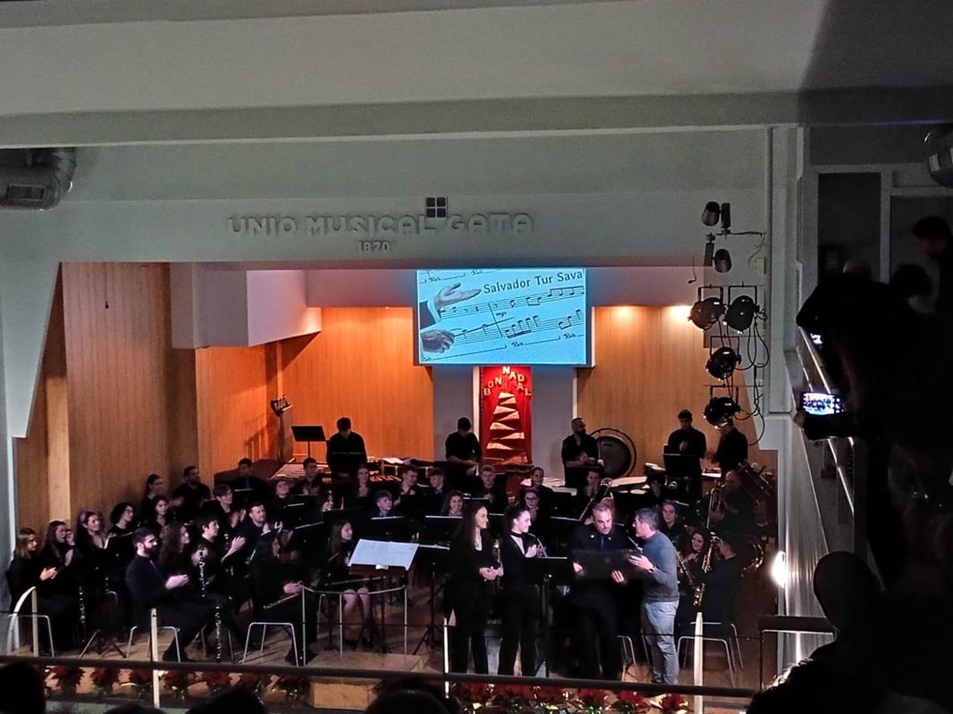 EL CONCERT BENÈFIC DEL COMIAT DEL DIRECTOR SALVADOR TUR SAVALL OMPLI DE GOM A GOM L'AFORAMENT DEL CASAL DE LA MÚSICA